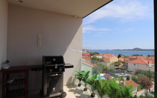 Vodice – zariadený apartmán s panoramatickým výhľadom na more