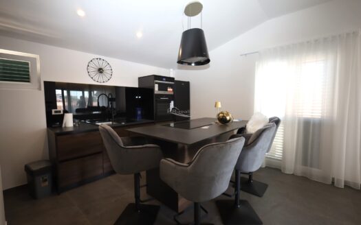 Vodice – moderný apartmán len 400m od pláže