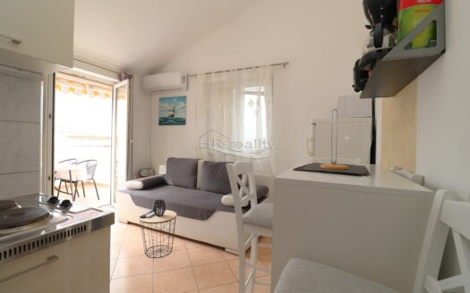 Vodice, Srima – zariadený apartmán, 350m od mora