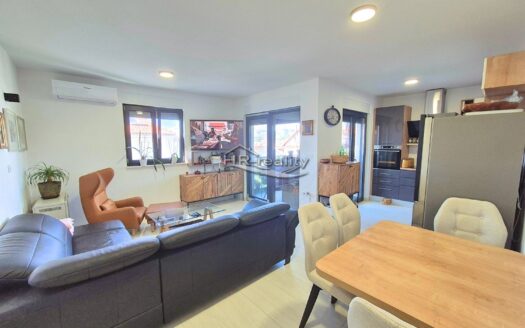 Trogir – Okrug Gornji, zariadený dvojspálňový apartmán s výhľadom na more