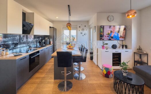 Zadar – zariadený penthouse s krovnou terasou