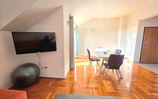 Makarska – zariadený apartmán s výhľadom na more