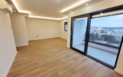 ☀Makarska(HR)-moderný 3-izbový byt v centre, s garážou, výťahom a pohľadom na more