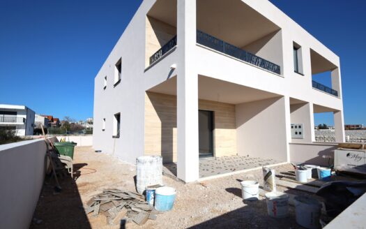 ☀Vodice(HR)-3-izbový byt 81 m2 so záhradou a 2 parkovacími miestami