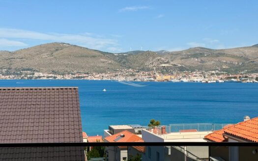 Trogir okolie – zariadený 3 spálňový apartmán
