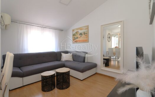 Vodice – zariadený apartmán s výhľadom na more
